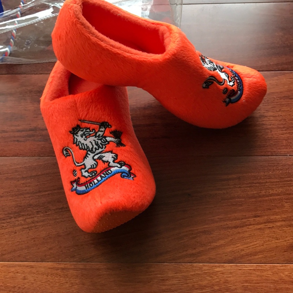 Orange Lion Decor Holland woodenstyle home slipper